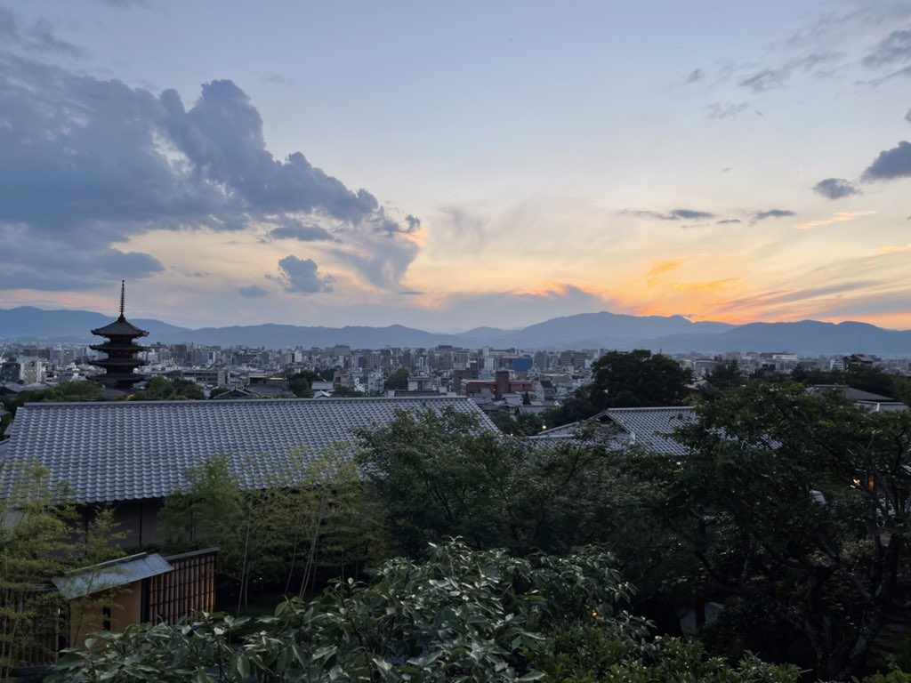 kyw_wedding's tweet photo. 明日からまた梅雨空ですね。束の間のさわやかな夕暮れです。
#京都　#料亭　#結婚式　#梅雨の合間　#夕暮れ空 https://t.co/rA7Vz7n69d