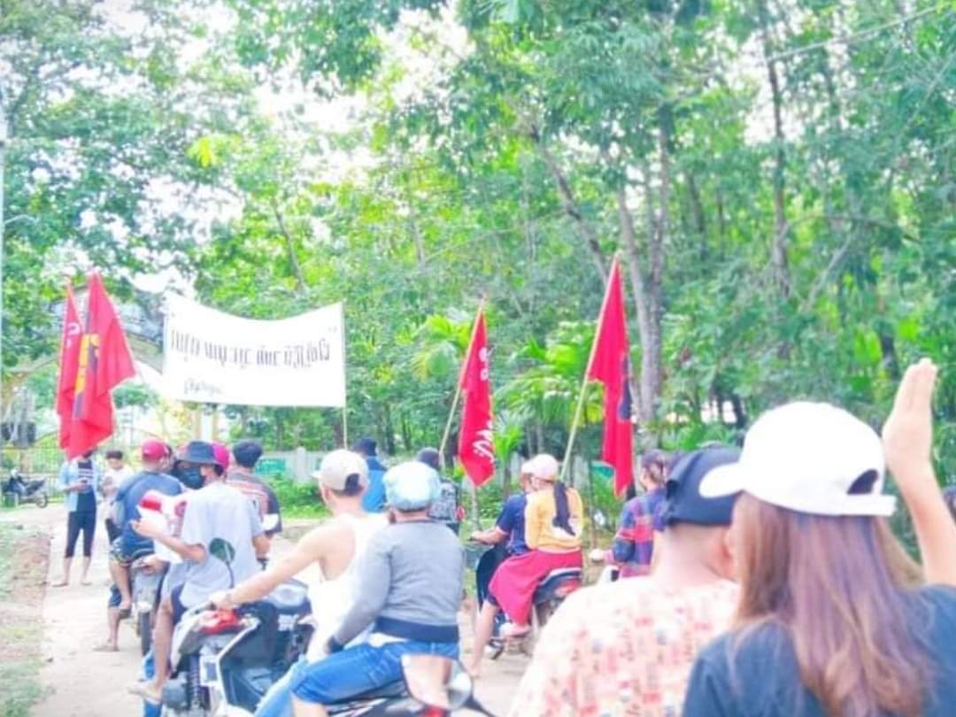 AungkhantPai6's tweet photo. Anti-military Motorcycle Strike was held by residents in Thayet NhaKwa Village, Dawei District to overthrow the dictatorship.

#June17Coup #MilkTeaAlliance
#WhatsHappeningInMyanmar https://t.co/0Z0FIihtTQ