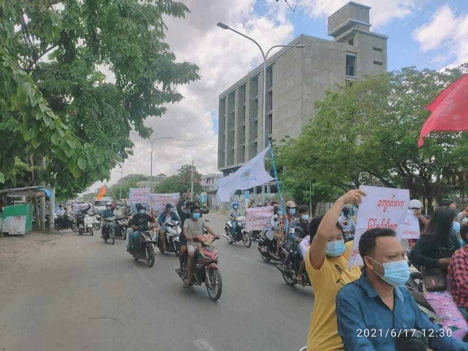 ChristinErigom's tweet photo. MANDALAY:

Mandalay engineers and business family marched and protested against military dictatorship today morning.

#June17Coup #WhatsHappeningInMyanmar #MilkTeaAlliance https://t.co/wmaU7W0xnu