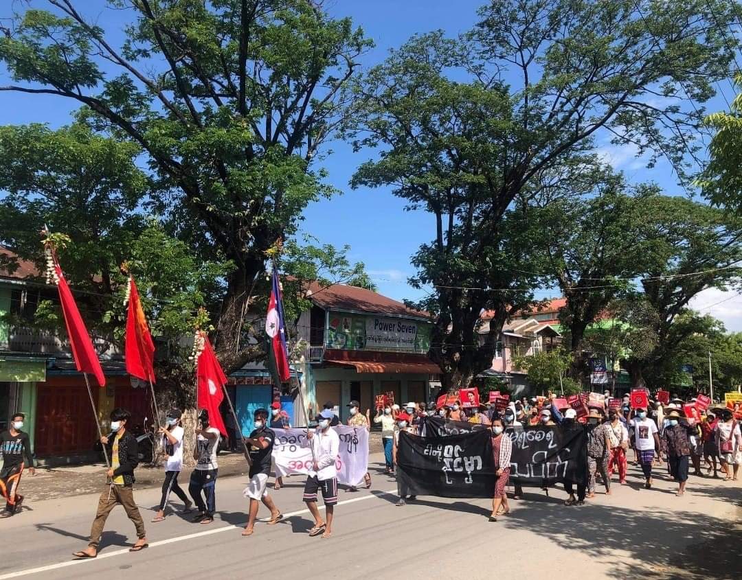 ChristinErigom's tweet photo. "လှေခွက်ချည်းကျန် အလံမလဲ"

Anti coup marching strike was sheld by residents from Kale on the afternoon of June 17.

#June17Coup #WhatsHappeningInMyanmar https://t.co/kAOcWmj2lN