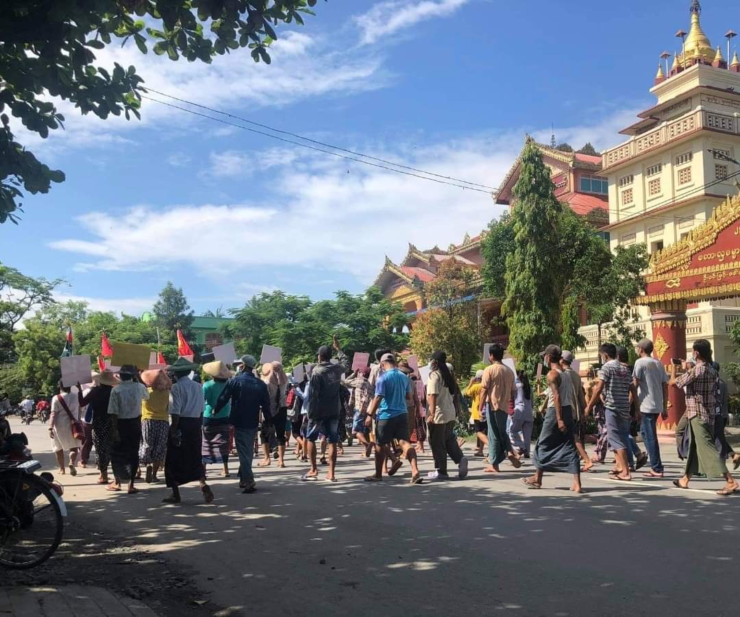 ChristinErigom's tweet photo. "လှေခွက်ချည်းကျန် အလံမလဲ"

Anti coup marching strike was sheld by residents from Kale on the afternoon of June 17.

#June17Coup #WhatsHappeningInMyanmar https://t.co/kAOcWmj2lN