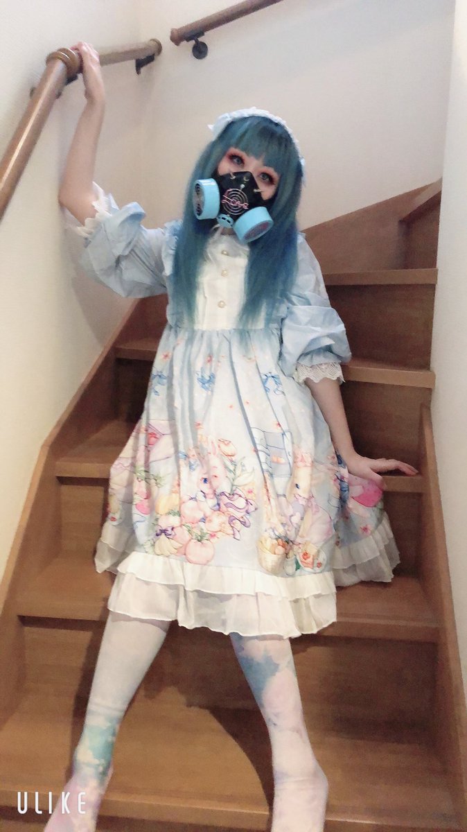 紅尾 青髪ツインテガスマスク画家兼被写体 ロリィタとか可愛いワンピースやヘドレにガスマスク合わせるの絶対可愛いと思うの ガスマスク Brokendolljapan こういうの好きだよって人rt ゆめかわいい ガスマスク