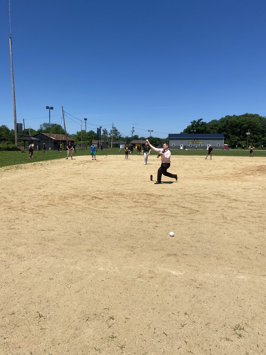 amynj628's tweet photo. The first ever *sixth grade cluster wars* were a success! Congrats ❇️Green Cluster❇️on the win! We had SO much FUN with the students — and we needed it after this year! Thanks @Mr_Ryerson for pitching your heart out in our Wiffle Ball game! #LetsGoSummer ☀️✨💛#SeeYaInSeptember https://t.co/vzqkefzw4U