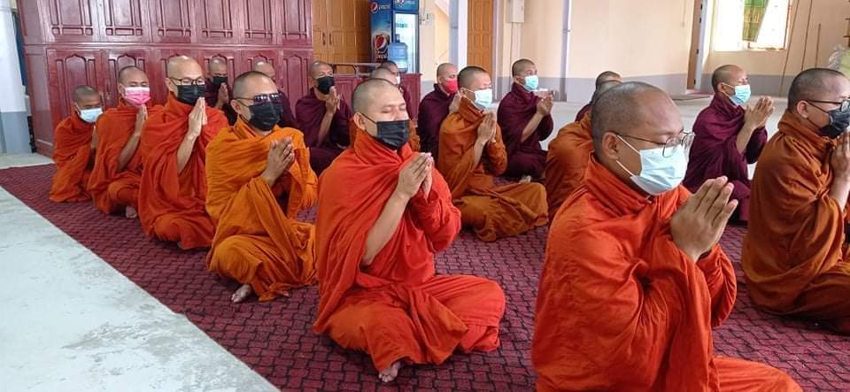 ChristinErigom's tweet photo. Mandalay Sangha Union recite Paritta for Safety and Peace of People in Myanmar every day.

#WhatsHappeningInMyanmar

#June17Coup https://t.co/TViBMedDer