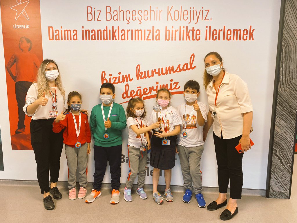 ayangizem13's tweet image. Kaşifler Bir Arada🏆🏅
CodingJr takımı madalya ve kupalarıyla buluştu. @BKDrBurhanKara
@gokhank28 @hakanknk
@Zehraayukselavs
@duygubiyikoglu
@busraaltuntasbk
#codingbk
#Bahcesehirkodluyor
#teamwork
#replay