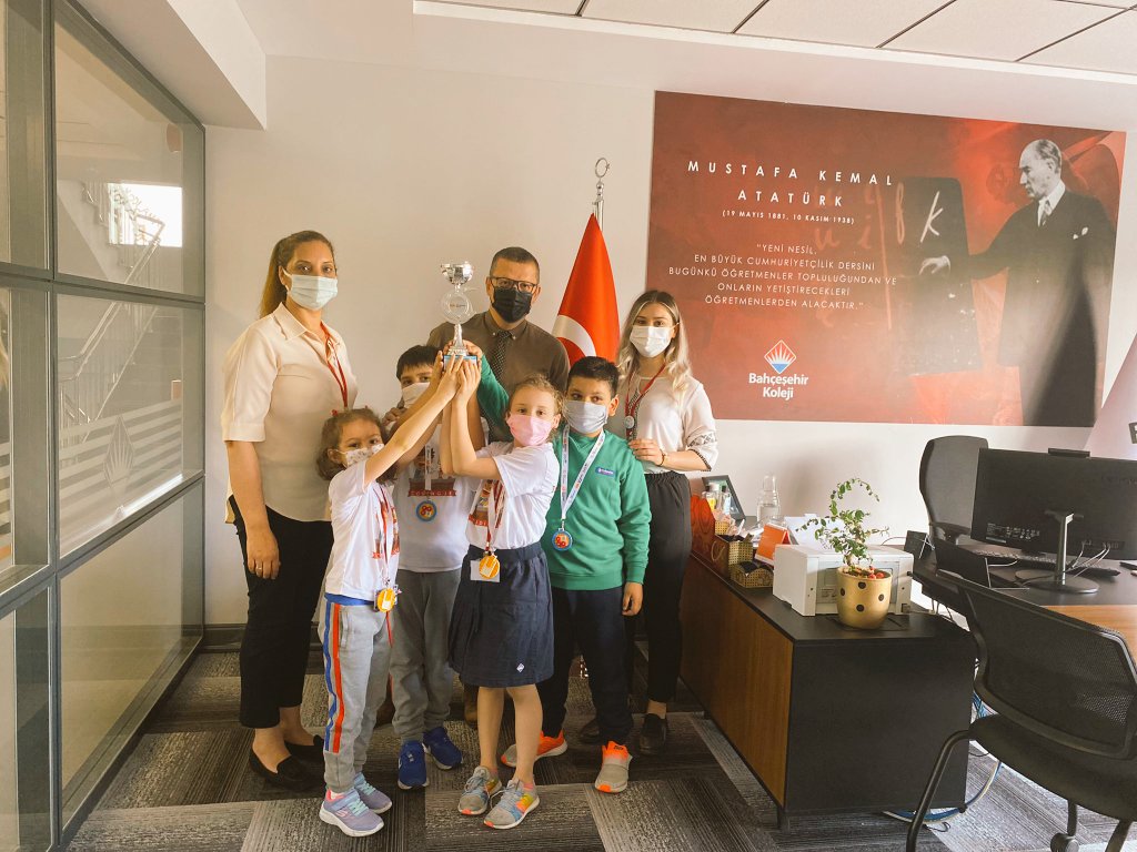 ayangizem13's tweet image. Kaşifler Bir Arada🏆🏅
CodingJr takımı madalya ve kupalarıyla buluştu. @BKDrBurhanKara
@gokhank28 @hakanknk
@Zehraayukselavs
@duygubiyikoglu
@busraaltuntasbk
#codingbk
#Bahcesehirkodluyor
#teamwork
#replay