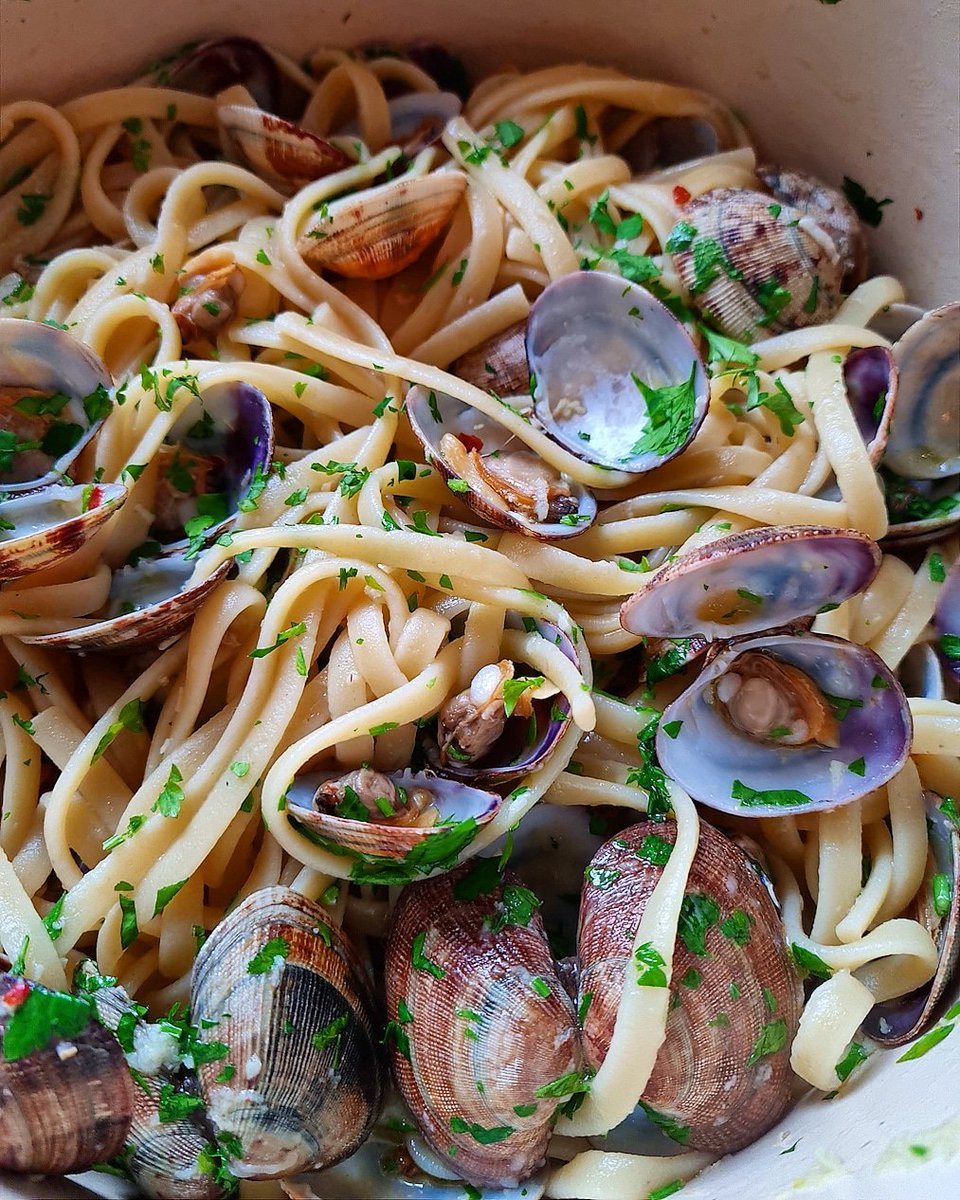 nathanyoung86's tweet photo. #tbt to this sweet, briny, golden tangle, and the sound of shells clanking on porcelain: @Nigella_Lawson's Linguine with Clams. I made this for Day 41 of #365daysofnigella - and am planning it for supper on Saturday!
https://t.co/3TtnmiW5vG
#shellfishsaturdays #supportlocal https://t.co/nv2hXrzzVY