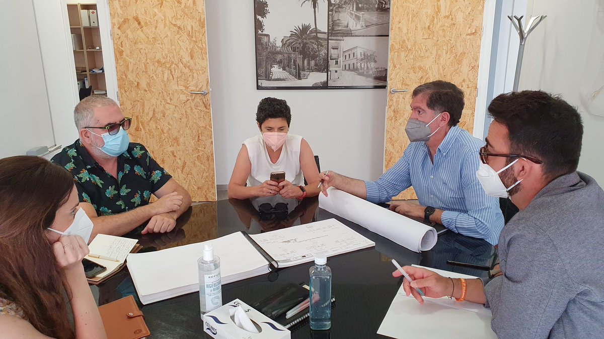 urbanismoALC's tweet photo. @adriansantos85 ha mantenido reunión con @sanantonalc para informar de los trabajos de limpieza y rehabilitación solares que han comenzado en el barrio, así como las futuras actuaciones a realizar en este singular y céntrico barrio.
Trabajando para hacer mejor #Alicante https://t.co/LVFJF5EI5z
