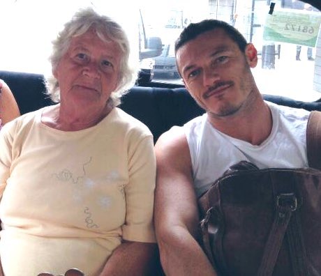 TheRealLukevans's tweet photo. Almost 600 days ago, government pledged to double dementia research funding. Today @AlzResearchUK delivers a petition signed by me &amp; 51,800 others to @10downingstreet asking them to keep their word. On behalf of my late Nana &amp; everyone impacted by dementia, let's hope they listen https://t.co/oBwz9zFIYZ