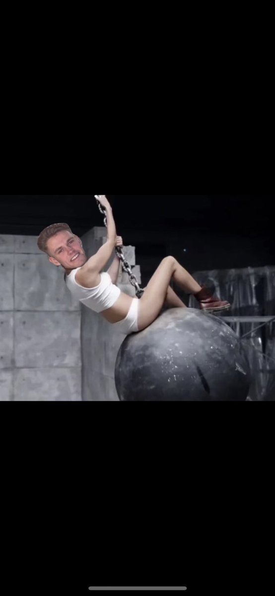 BarrowCallan's tweet photo. He came in like a Wreeeckinng ball #BarrowCyrus https://t.co/4JELNJ8abQ