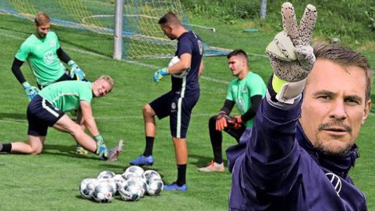 azwazsport's tweet photo. Torwarttrainer #Formann: So macht die rechte Klebe des #VfLWolfsburg #Casteels und Co. besser!
➡️https://t.co/p7P84HwaAl https://t.co/Tq8lm8ETJ0