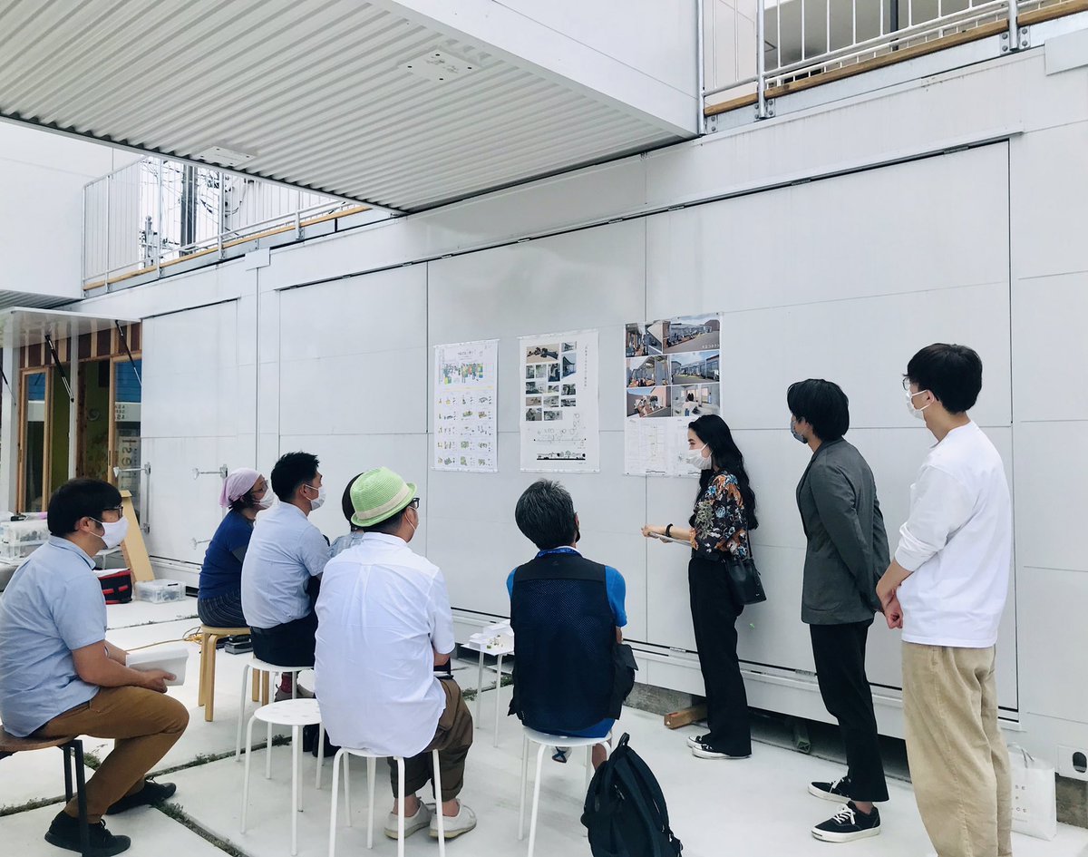 白 須 寛 規 講評は オーナー 施工者 そしてまさに囲まれてるコンテナ建築のアーキペラゴの設計者 屋根裏設計の中山さん そして周辺で土地建物管理をされている業者さん 大学では聞けない講評でとても有意義な時間でした