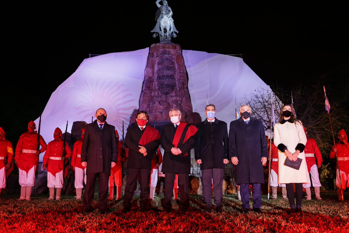 peponila's tweet photo. La presencia de Alberto Fernádez y Gildo Insfrán frente a la ausencia de los Gauchos, verdaderos herederos del legado del General Güemes, es una afrenta al pueblo de Salta y sus luchas por la Independencia. Entiendan burócratas Unitarios: ¡El poncho no se mancha! https://t.co/BP4DNyAmr9