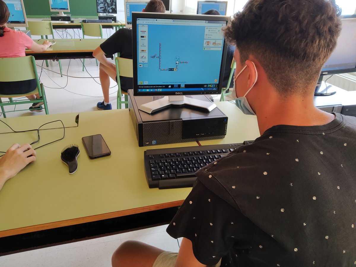 ritofer74's tweet photo. Hoy construimos circuitos #FYQ3 con simulaciones @PhETsims https://t.co/9o42H628dJ