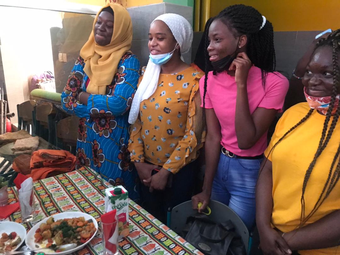 IsmIngenieurs's tweet photo. [Talents Etudiants]
Présentation de petits plats faits par les étudiants en Agora Cuisine. Pleins de délices ont été proposés par les apprentis chefs. 

#agora #cuisine #agoraism #agoracuisineism #talentism #talentetudiant https://t.co/Tcou3gIwUw