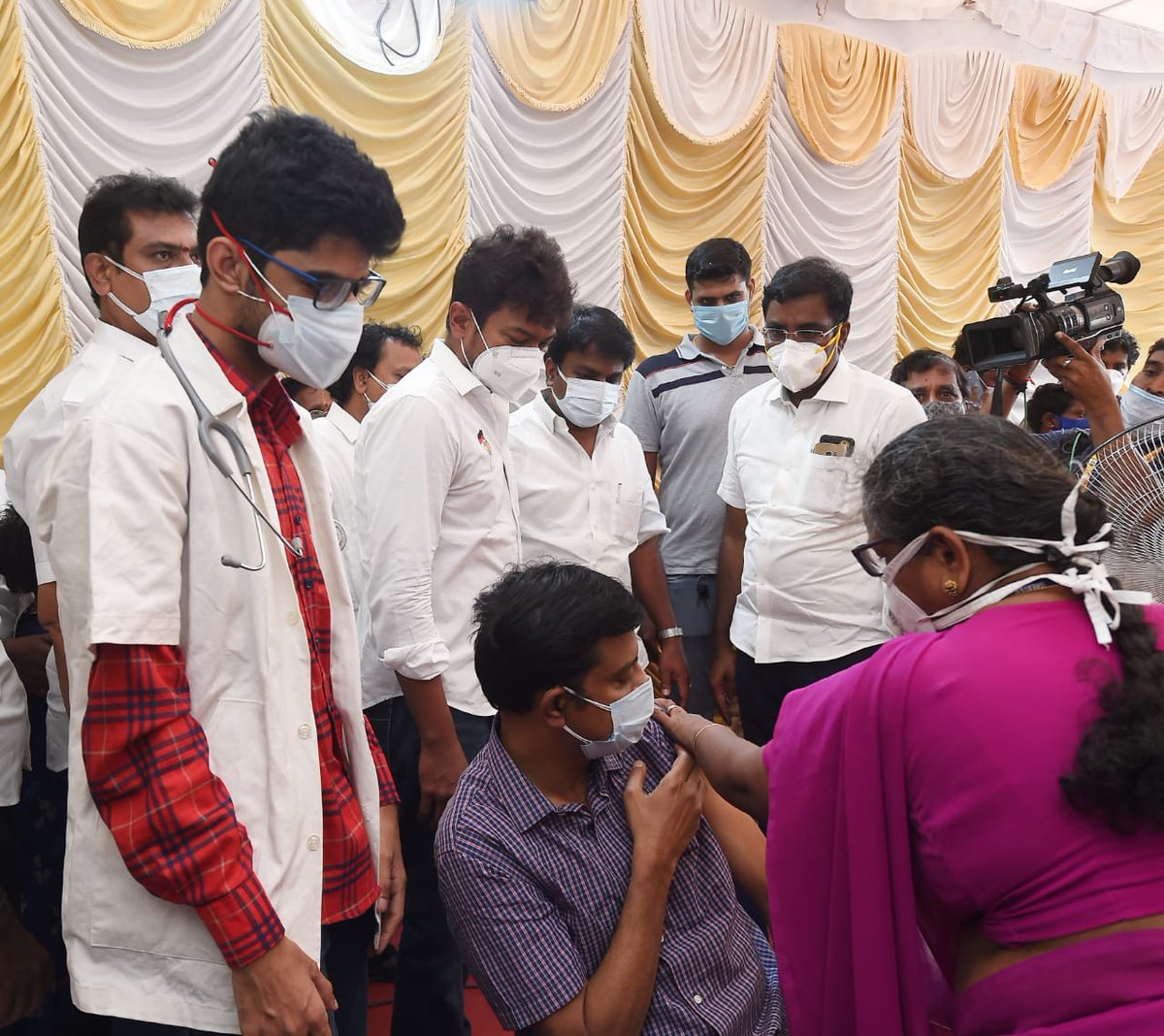 Udhaystalin's tweet photo. சேப்பாக்கம் பகுதி, திருவேட்டீஸ்வரர் கோயில் அருகே கொரோனா தடுப்பூசி முகாமை இன்று தொடங்கி வைத்தோம். தொற்றின் வேகம் குறைந்தாலும், அடுத்தடுத்த அலைகள் ஏற்படக்கூடாது எனும் நோக்கில் தடுப்பூசி செலுத்திக்கொண்ட அனைவருக்கும் நிவாரண பொருட்களை வழங்கினோம்.  
@nchitrarasu @Madhanmohandmk #Gopi https://t.co/E6Jh3HQz6E