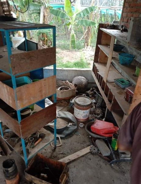 sfys_nn's tweet photo. 1/2
On June 17 around 2:15pm, Junta terrorists raided #TaeSu village,InTite Gyi village group, KhinU Township, Sagaing Region. "They abduct a drunk villager and ordered him to show around the houses on the list that their military informant gave them" said a villager.
#June17Coup https://t.co/KBROiefxr0