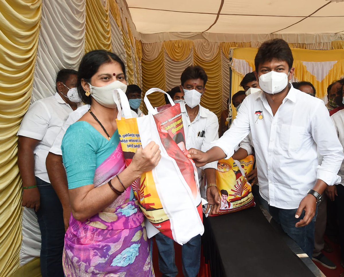 Udhaystalin's tweet photo. சேப்பாக்கம் பகுதி, திருவேட்டீஸ்வரர் கோயில் அருகே கொரோனா தடுப்பூசி முகாமை இன்று தொடங்கி வைத்தோம். தொற்றின் வேகம் குறைந்தாலும், அடுத்தடுத்த அலைகள் ஏற்படக்கூடாது எனும் நோக்கில் தடுப்பூசி செலுத்திக்கொண்ட அனைவருக்கும் நிவாரண பொருட்களை வழங்கினோம்.  
@nchitrarasu @Madhanmohandmk #Gopi https://t.co/E6Jh3HQz6E