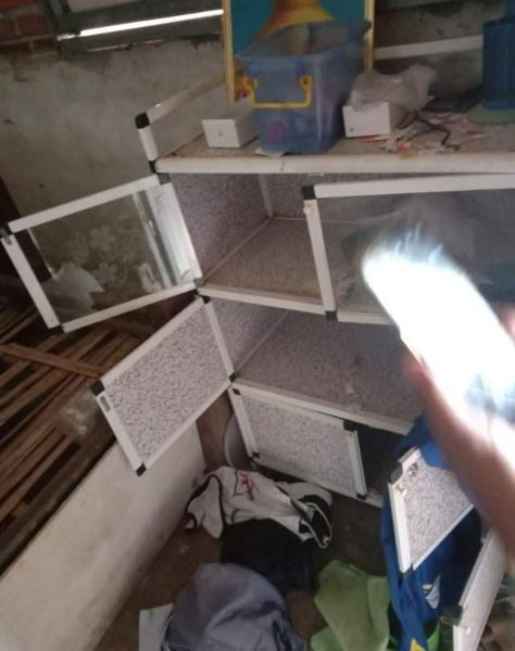 sfys_nn's tweet photo. 1/2
On June 17 around 2:15pm, Junta terrorists raided #TaeSu village,InTite Gyi village group, KhinU Township, Sagaing Region. "They abduct a drunk villager and ordered him to show around the houses on the list that their military informant gave them" said a villager.
#June17Coup https://t.co/KBROiefxr0