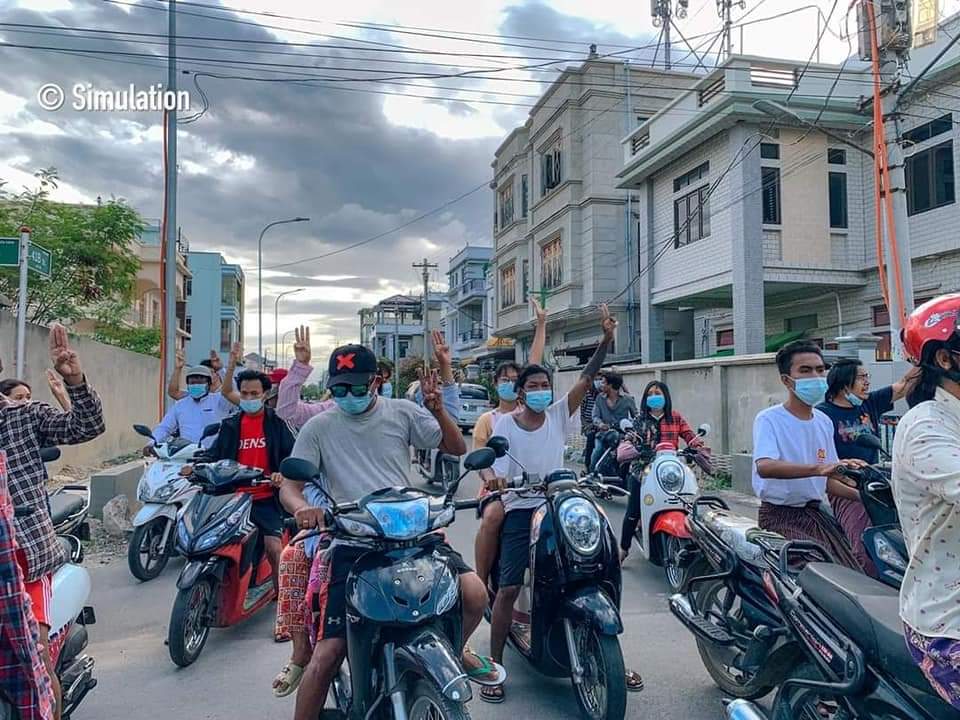 Anti-coup strike in Mandalay by pro-democracy youths this evening.  #June17Coup #MilkTeaAlliance #WhatsHappeningInMyanmar