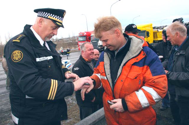 Gleðilegan þjóðhátíðardag kæru Íslendingar

Hérna er Geir Jón, fyrrverandi yfirlögregluþjónn í Rvk, að gefa Sturlu Jónsson, vörubílstjóra, í nefið. Mjög þjóðlegt.