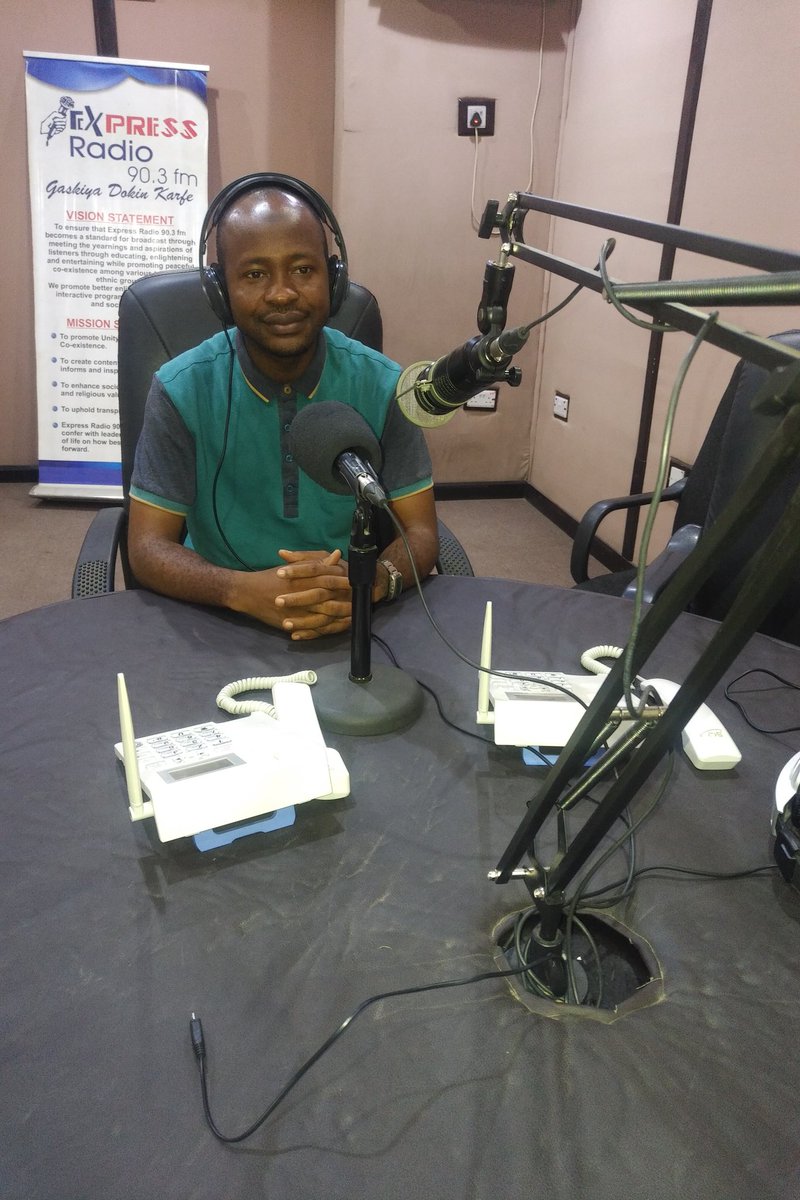 CDDWestAfrica_H's tweet photo. A ci gaba da wayar da kan jama'a kan illolin kirkira da yaduwar labaran karya, jami'in @CDDWestAfrica a #Kano,@hamzaish ya halarci hira ta musamman a gidan rediyon @ExpressRadio_fm inda yayi bayanai kan illolin #LabaranKarya da hanyoyin magance su da dai sauran su @BintaMoustapha https://t.co/uUNkrrvCkK