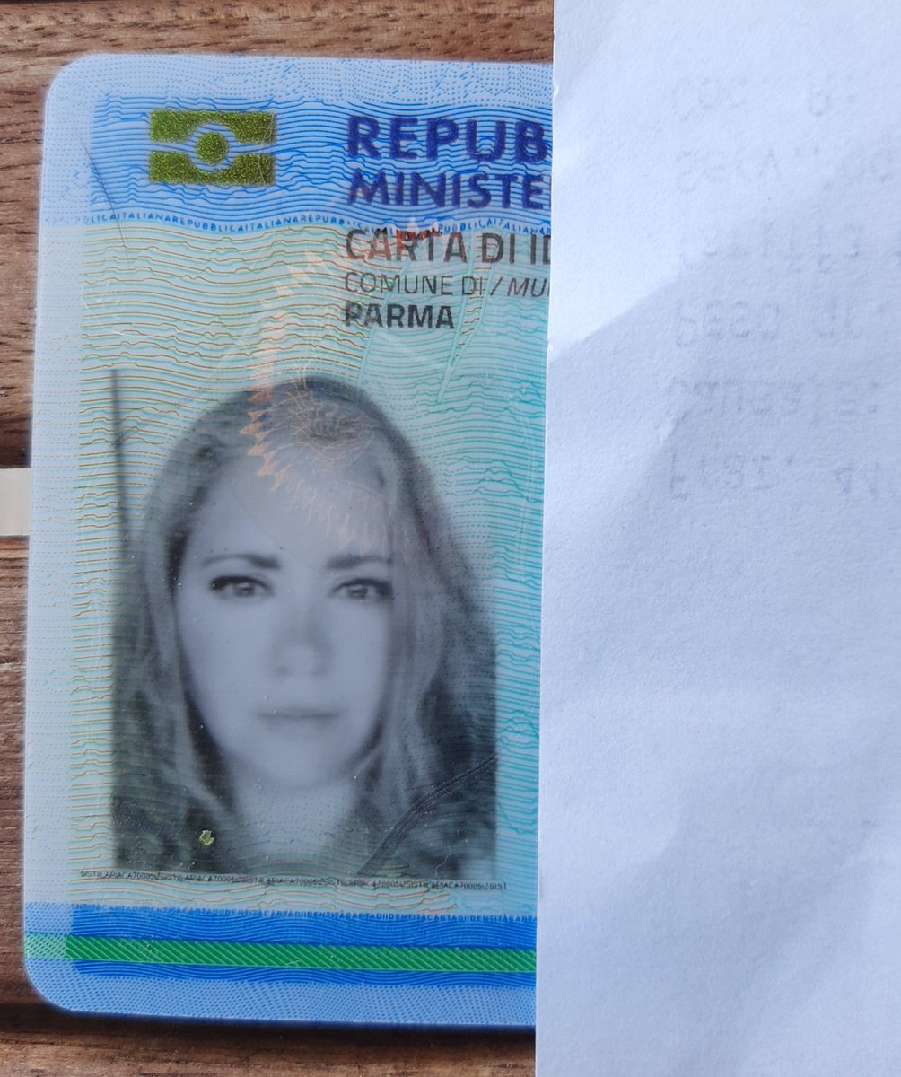 ops ma guarda un po' sono proprio io, la foto sul documento è proprio quella che avevo postato giorni fa.
ma se qualcuno ha ancora dubbi perché non mi si vedono le orecchie o perché la faccia è quella di un mix tra Shakira e Beyoncé e non la mia vi prego parlarmene, anzi no.