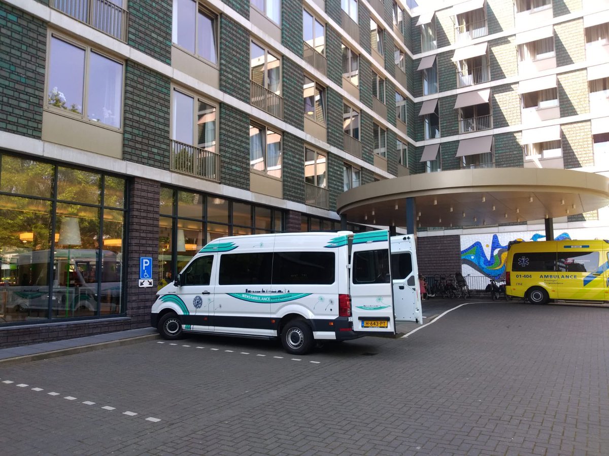 wensambulancenn's tweet photo. Op deze tropische dag, gaat de reis vanaf #DeBrink #ZINN #Groningen, door het Groninger landschap naar #Lauwersoog. Mevr(92), wil nog een keer de omgeving zien en een visje eten. Klary en Rene verzorgen deze Wens. https://t.co/PVBohlQcs0