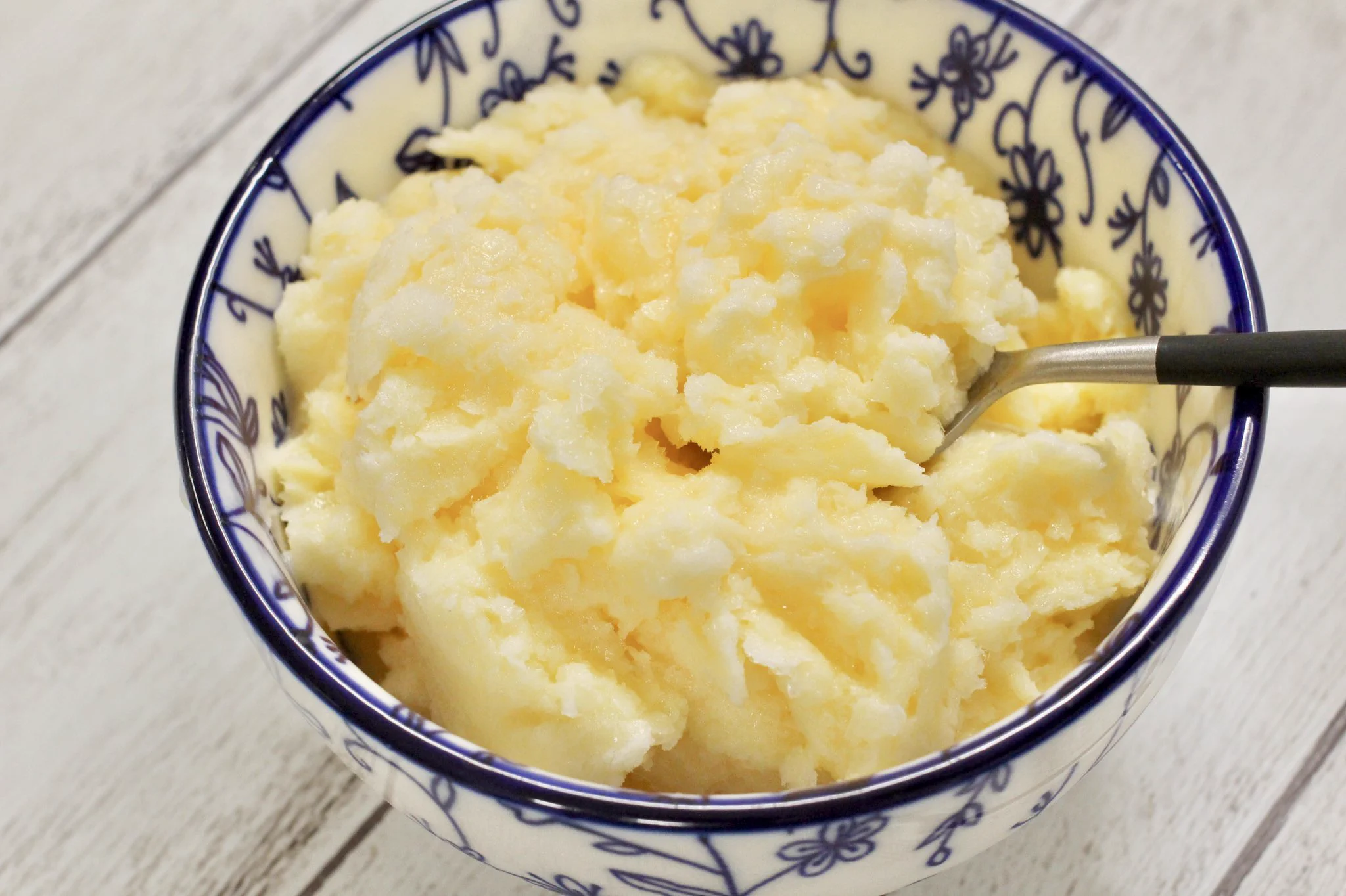 15分もあればできちゃう「昔ながらのアイスクリン」。練乳・卵黄・牛乳だけでサッパリさくさくに。