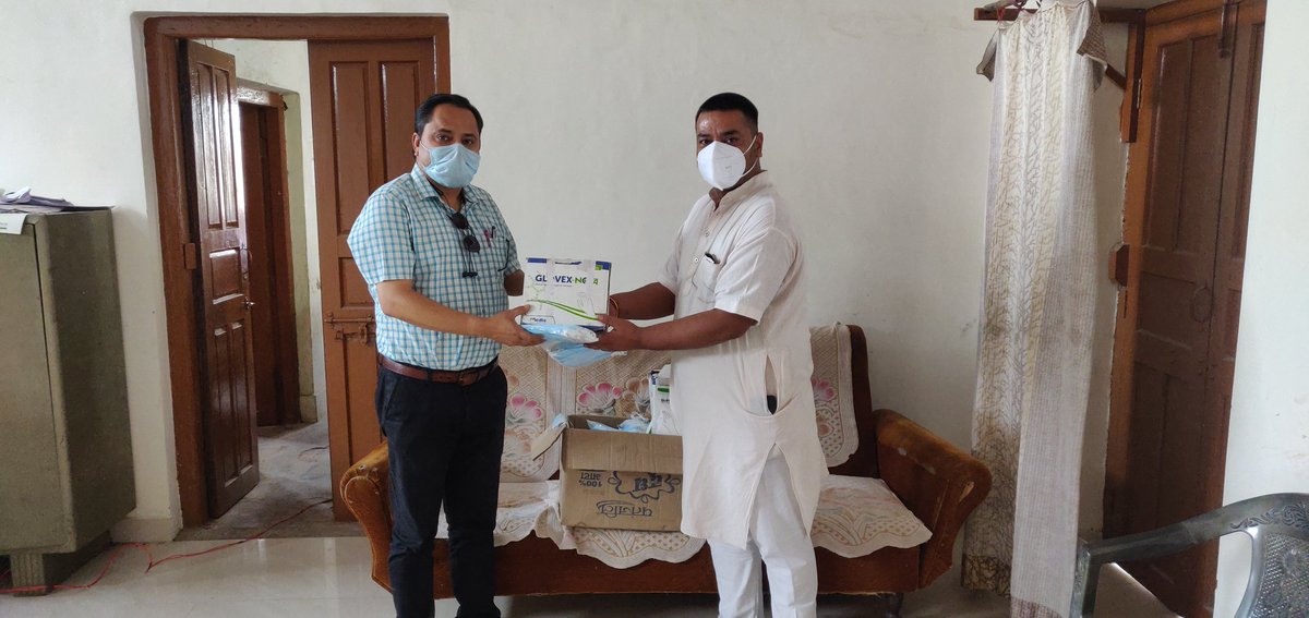 Donated1000 triple layer surgical masks & gloves  to Tehsildar Pankaj Sharma ji & will be distributed vaccination centres across Billawar.
This was the 8th donation for billawar in last 2 month's and first for the preparation of third wave.
#TogetherAgainstCovid19  
#for_billawar