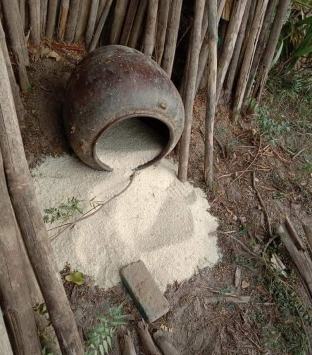 LeeDam_3's tweet photo. Terrorist Forces raided a house in #Taesu village, Indaingyi village tract, #Khin_Oo Township, Sagaing Division 
 and stole more than 20,000 kyats, gold as well as other valuables.
#June17Coup
#WhatsHappeningInMyanmar https://t.co/52UpG1KJAd