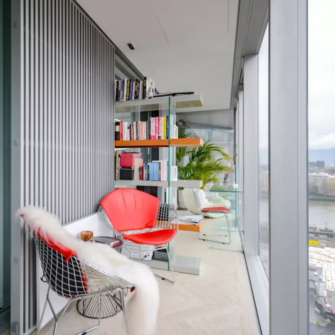 Spotahome_ES's tweet photo. Hay casas 🏠 con un encanto especial. En #homeofthemonth te presentaremos esta impresionante casa de #Londres con vistas al Támesis. Un 12º piso de 2 dormitorios y 120 m2. ¿Quieres saber más?👉 https://t.co/RQS1wE5XuW
#alquiler #buscopiso #vivienda #alquilopiso #alquilo https://t.co/vVpQgBpCdk