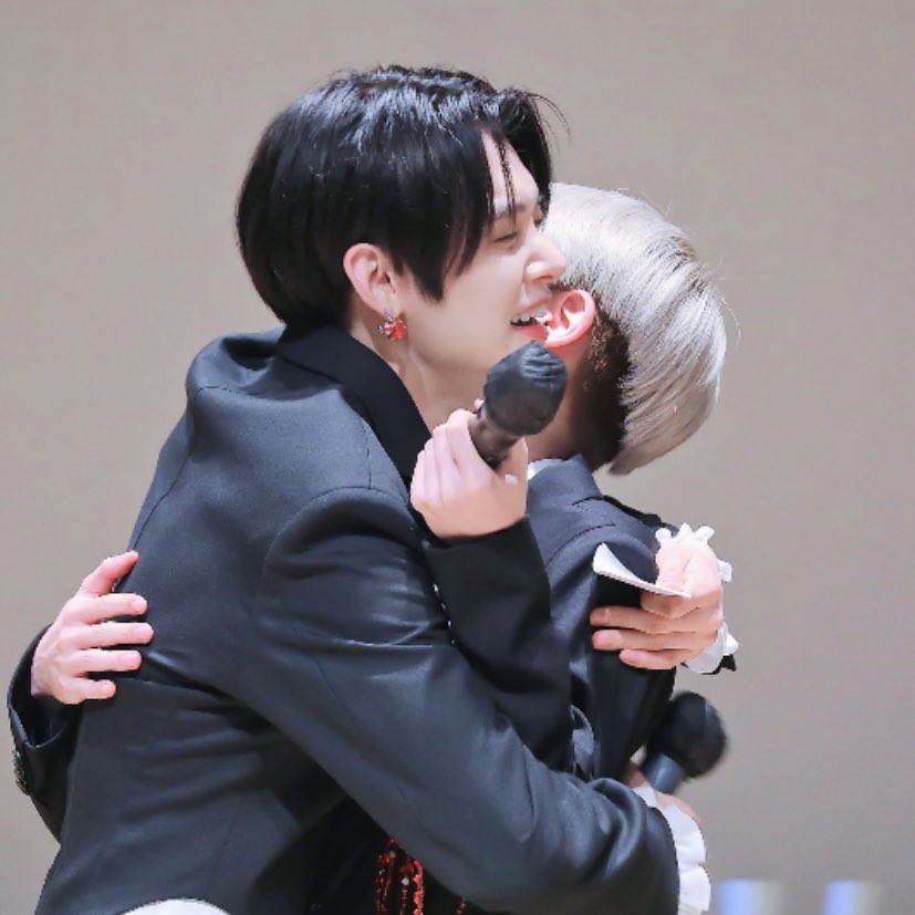 taejunhq's tweet photo. pull me tight and close your eyes https://t.co/67tfDEKNIA