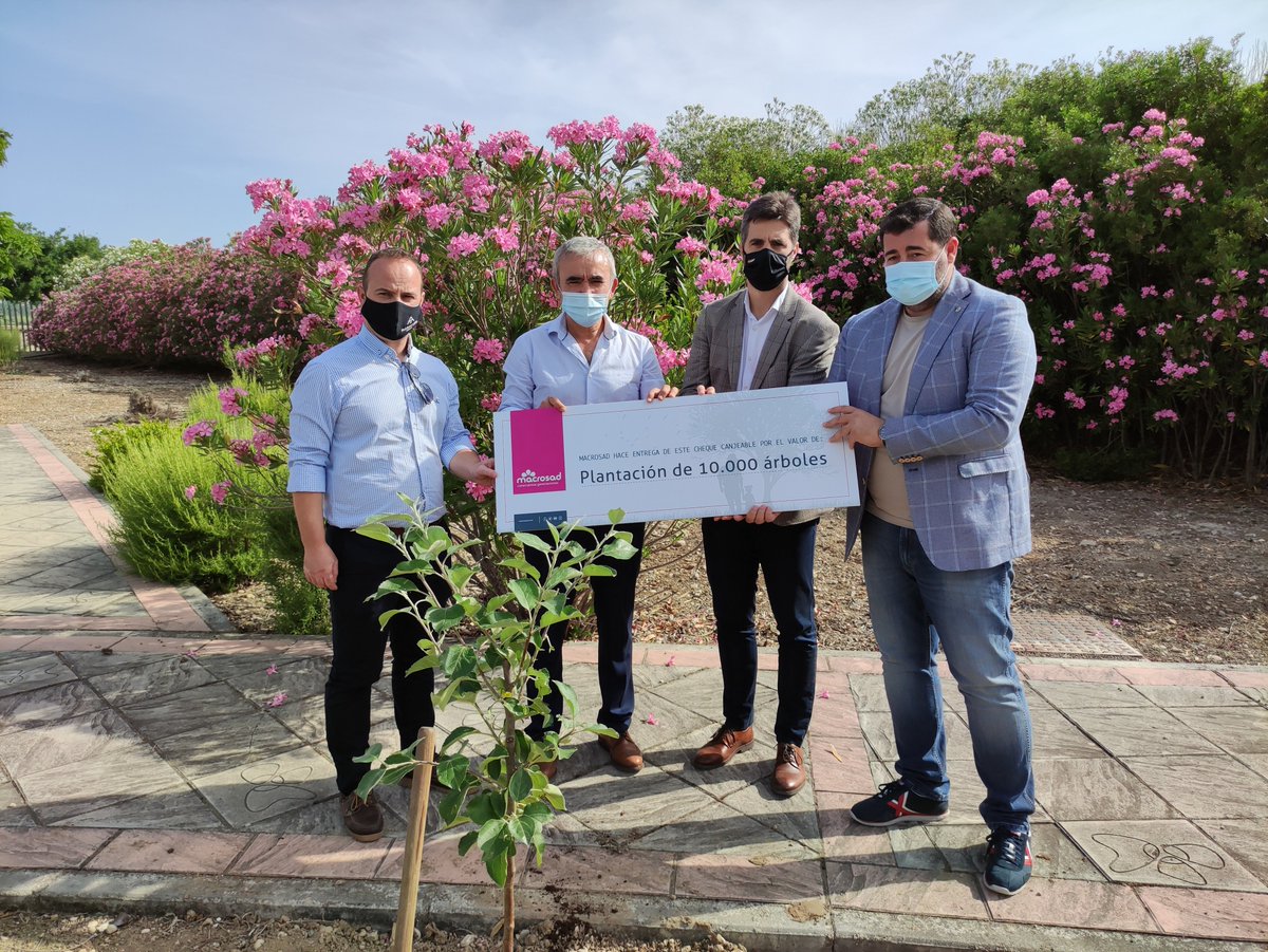 AytoMengibar's tweet photo. #MedioAmbiente 🌳 Macrosad plantará 10.000 árboles en 2021 a través de una iniciativa intergeneracional entre personas mayores, niños y niñas
📲 https://t.co/Vc4MKAOVBC
#Mengíbar #Jaén #Andalucía #España #Plantación #Árboles #Macrosad #Iniciativa https://t.co/quS1x1Zeut