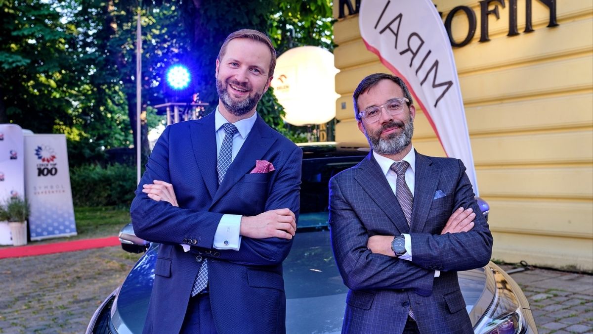We in #ORLENUnipetrol again succeeded in the #CzechTop100 ranking. I’m honoured to receive the #award for our carbon-neutrality commitment until 2050. I awarded #Toyota for its initiative in zero-emission transport for launching the hydrogen Toyota #Mirai on the Czech market. 🏆