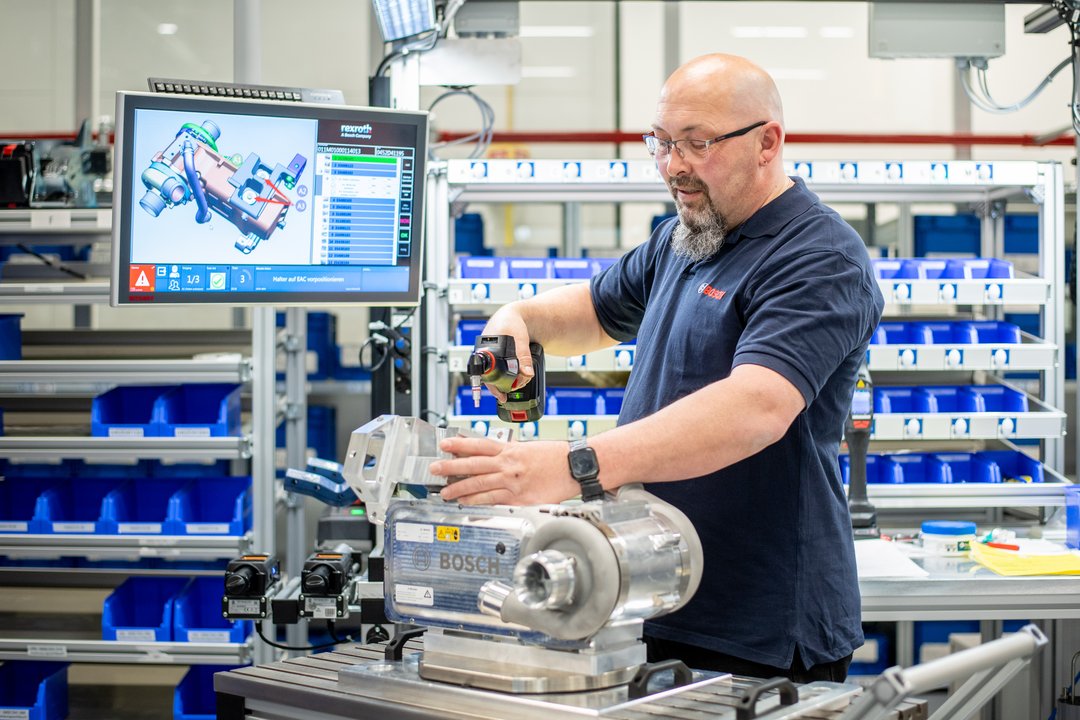 BoschPress's tweet image. 📰 Major order by #cellcentric – #fuelcells make commercial vehicles #climateneutral ➡ The #electric energy is generated by a reaction between hydrogen &amp;amp; oxygen. The Bosch air #compressor supplies the required amount of filtered air. 👉 bit.ly/3wtKGzL