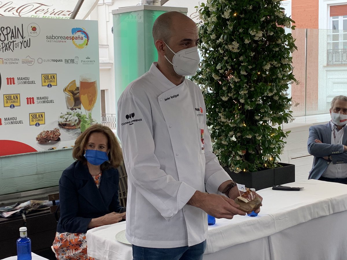🗣Javier Rodríguez del @restdelirios con su Bocadillo leoné suflado de uno de los embutidos típicos de León, la cecina y tomate verde. 

#DiaMundialDeLaTapa