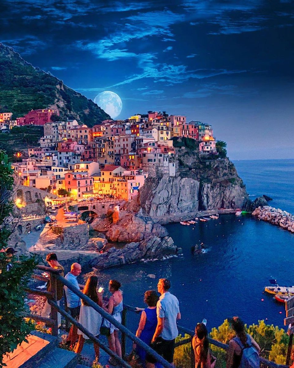ItalyTraveling's tweet photo. A Magic night in Manarola, Liguria. Have you ever been here?❣️

IG Photo by @ takemyhearteverywhere 📷

#italy #travel #liguria https://t.co/49ClXnP5dX