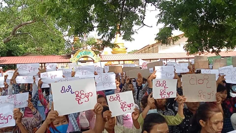 IrrawaddyNews's tweet photo. Local villagers from northern Salingyi and eastern Yinmarbin in #Sagaing Region took to the streets against the military regime for the 99th day in a row on Thursday. 
(Photo: CJ) 
#WhatsHappeningInMyanmar https://t.co/plpZhNJ7uI
