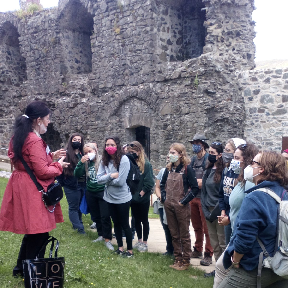 A big thank you to @carlingheritage for welcoming us this morning and for a wonderful tour of King John's Castle 😊 #medievalarchaeology #medievaltown #fieldschool #studyabroad #ireland 🇮🇪