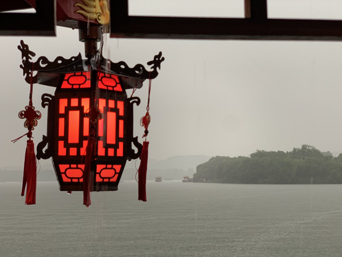 leotanzhang's tweet photo. 水光涟漪晴方好，山色空蒙雨亦奇。美景抚慰人心，喜欢下雨天的人的福利，感动的热泪盈眶。 https://t.co/72CHNbsfeB