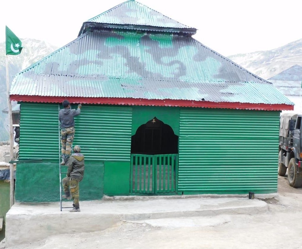 ZamindarKhan1's tweet photo. Thursday , observed as Peer Baba Day in #Kashmir is the best day to pay our respects to the benevolent guardians who bless our everyday here.

Peer Baba Shrine renovated at SPG,  #Machhal .

@RadioChinar 
@NorthernComd_IA 
@AdityaRajKaul
@megirish2001 https://t.co/tzVfQYcsk2
