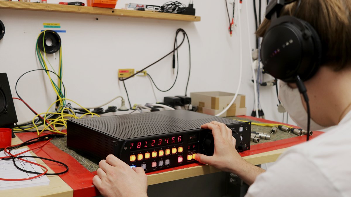 spltweets's tweet photo. SPL Hermes π at the Sound Performance Lab πΆ
All SPL devices are going through a very special burn-in procedure. Afterwards, Aaron makes sure that everything works and sounds great, so that only absolutely perfect devices leave the company π
#splHermes
#MasteringRouter https://t.co/0iR8TawBDQ