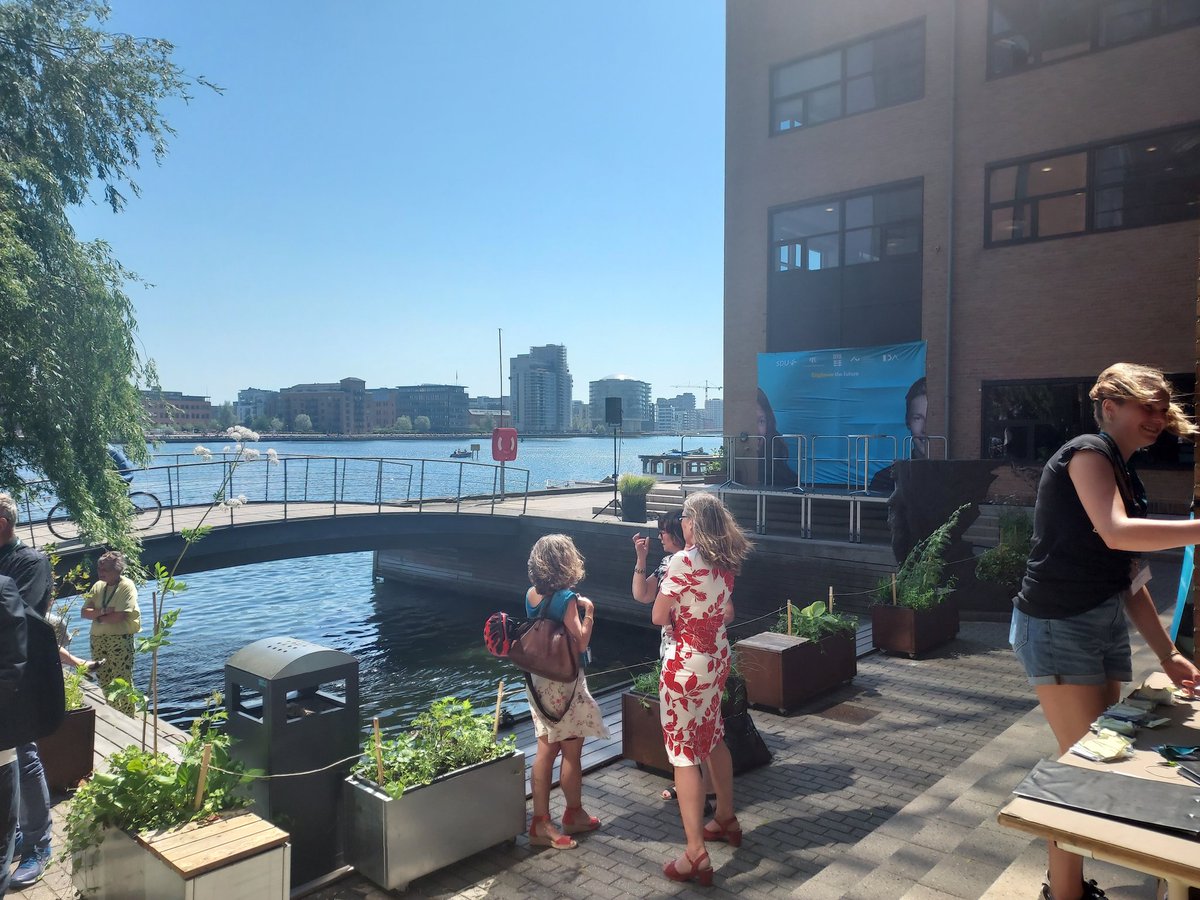 DTUtweet's tweet photo. Solen skinner på Kalvebod Brygge, hvor debatterne er i fuld gang.

#fmdk #techteltet #FMbryggen #folkemøde https://t.co/dhje2ghJnX