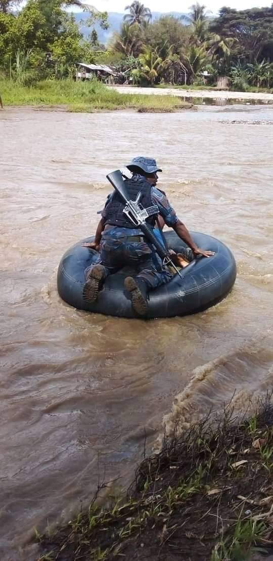 garibia001's tweet photo. Not all PNG cops are bad, some have the courage and commitment to serve and honour their nation.

Congratulations to this brave cop..! https://t.co/hH76Xm5LVK