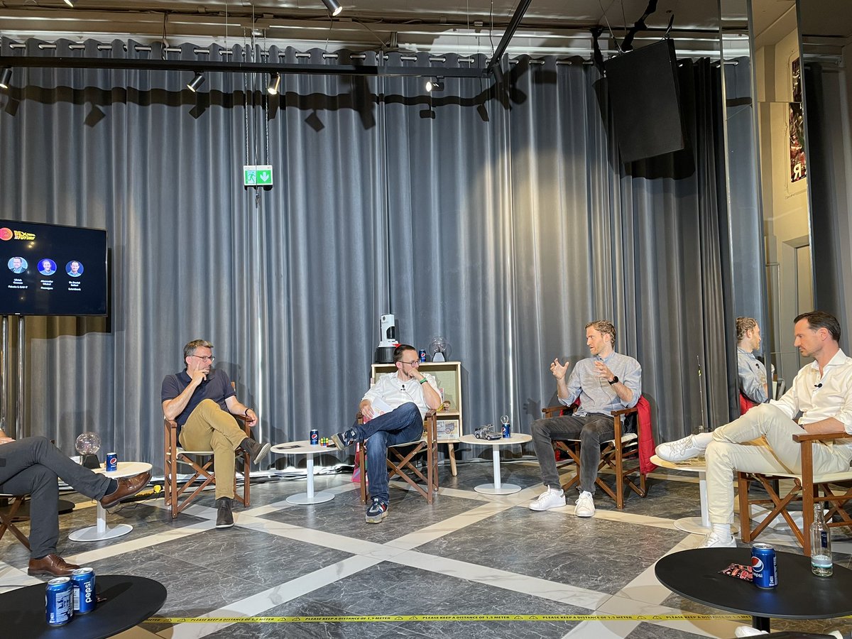 Ist das Retail Banking der Zukunft noch analog oder rein digital? “Es muss nicht ein rein digitaler Kanal sein, aber es muss sich für den Kunden einfach, nahtlos und bequem anfühlen”, sagt Alex von <a href="/finanzguru_de/">Finanzguru</a> #BEX21