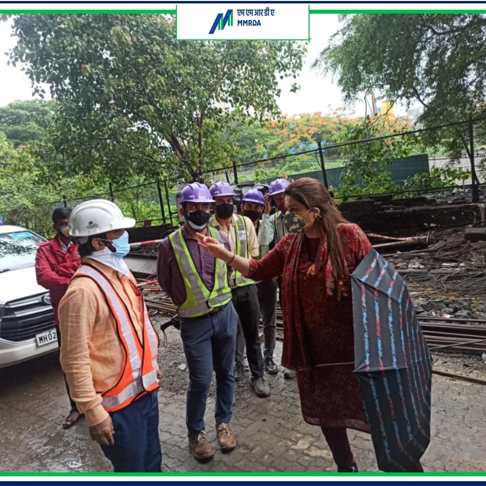 MMRDAOfficial's tweet photo. #MMRDAMetroUpdate
This afternoon, Smt. Sonia Sethi (AMC, MMRDA) visited the Shimpoli Metro Station on Line 2A to review the overall progress of the civil work along with its arch & the MMI works.
@CMOMaharashtra @mieknathshinde @AUThackeray https://t.co/u5AArY1DBs