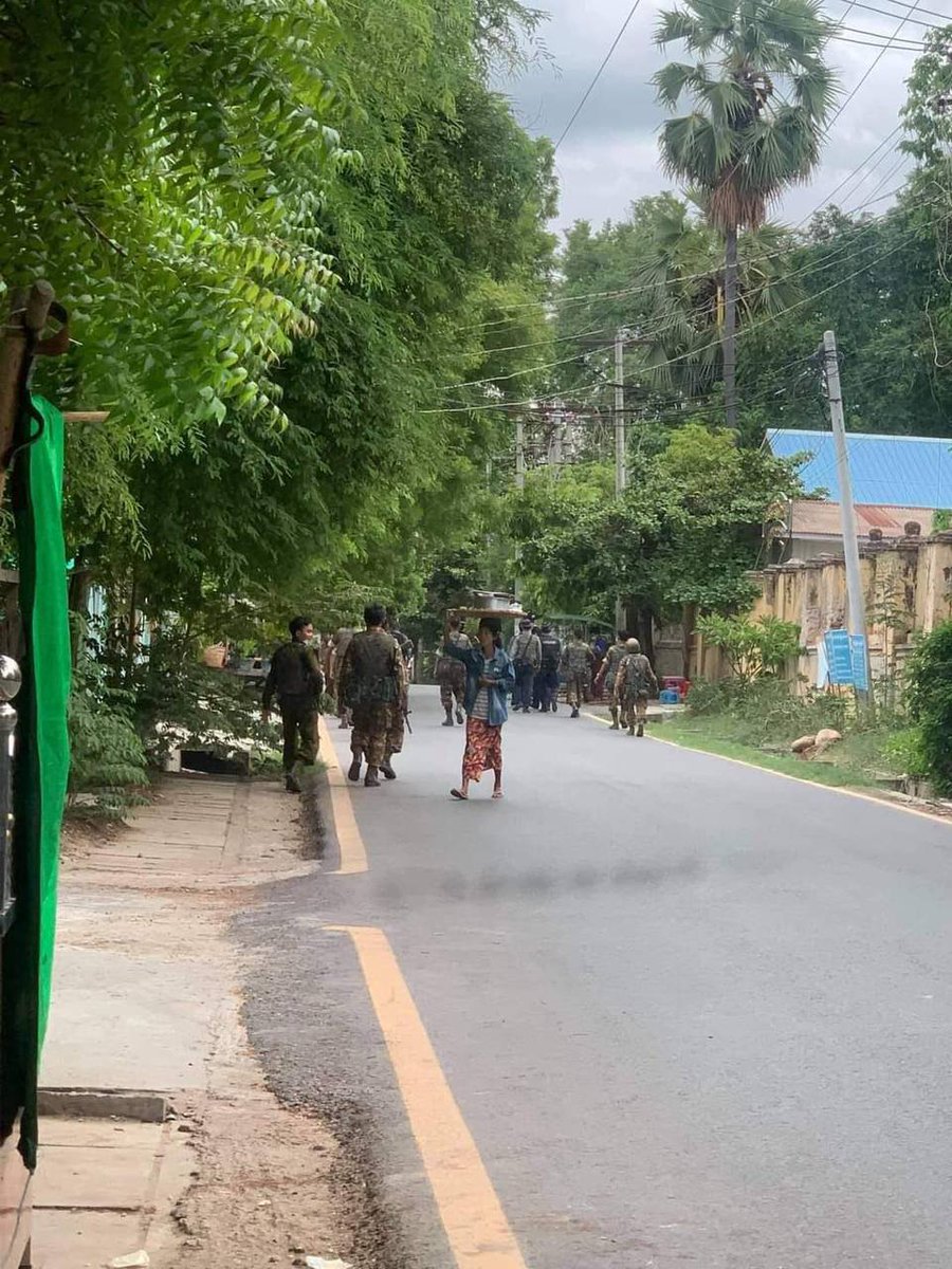 threefingers991's tweet photo. At least 2 people were abducted while SAC terrorists in tanks raided the wards in Amarapura Township, Mandalay.   #WhatsHappeningInMyanmar #June17Coup https://t.co/1BObxEnCmD