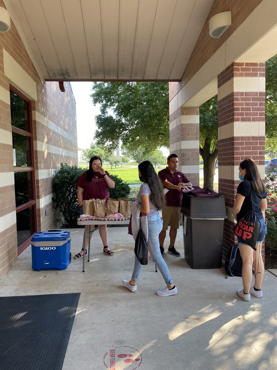 ManorGEARUP's tweet photo. Visiting 🚌 #Aggieland 👍 today! Biggest shoutout to our Central Texas @TAMU team for our Aggie swag and breakfast tacos this ☀️ morning! Our #GEARUPworks leaders are ready to learn and explore @TAMU ‼️ @ManorISD @Aggiebound #Gigem 👍 https://t.co/42U5YEJZ8t