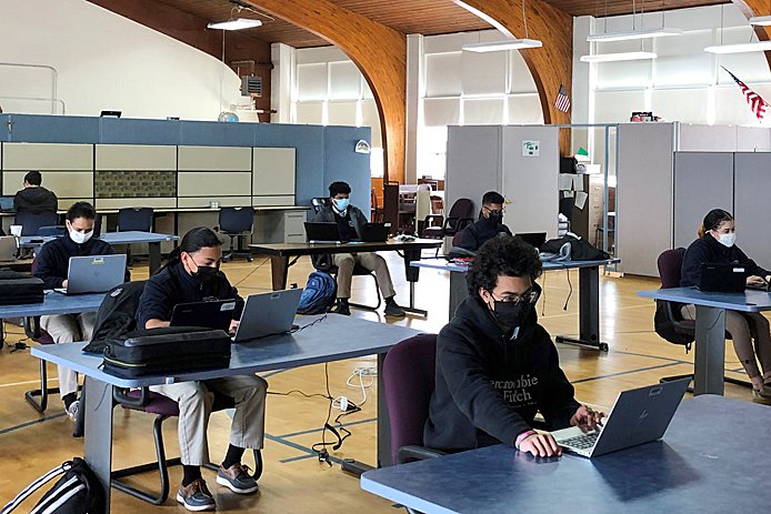 Surpassing all expectations, #RaytheonDefense volunteers adapted the corporate work study program at Notre Dame Cristo Rey High School in Massachusettes to provide mentorship and work experience to students virtually. 
Read more: rtxdefense.co/2S3BWRR #SpiritOfService